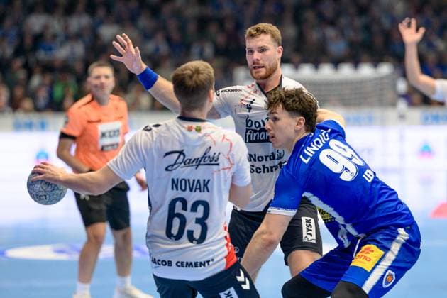 Domen, Novak Right back, SG Flensburg Handewitt, 63 , Tillman, Leu Circle winger, ThSV Eisenach, 99 , Johannes, Golla Circle winger, SG Flensburg Handewitt, 4 GER, Thuringia, ThSV Eisenach vs SG Flensburg Handewitt, 1 Daikin Handballbundesliga, Handball, Matchday 9, Season 2025 2026, 16 10 2025 GER, Thuringia, ThSV Eisenach vs SG Flensburg Handewitt, 1 Daikin Handballbundesliga, Handball, Matchday 9, Season 2025 2026, 16 10 2025 Eisenach Copyright: xEibner-Pressefoto MartinxHerbstx EP_MHT