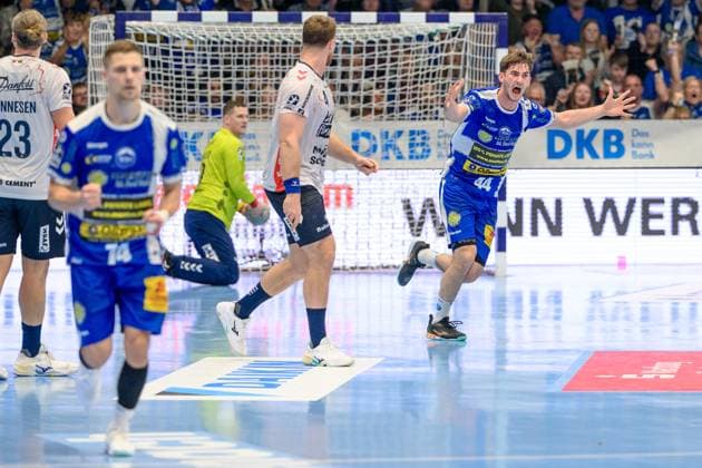 Stephan, Seitz Rueckraum Rechts, ThSV Eisenach, 44 , Johannes, Golla Kreislaeufer, SG Flensburg Handewitt, 4 GER, Thuringia, ThSV Eisenach vs SG Flensburg Handewitt, 1 Daikin Handballbundesliga, Handball, Matchday 9, Season 2025 2026, 16 10 2025 GER, Thuringia, ThSV Eisenach v SG Flensburg Handewitt, 1 Daikin Handballbundesliga, Handball, Matchday 9, Season 2025 2026, 16 10 2025 Eisenach Copyright: xEibner-Pressefoto MartinxHerbstx EP_MHT