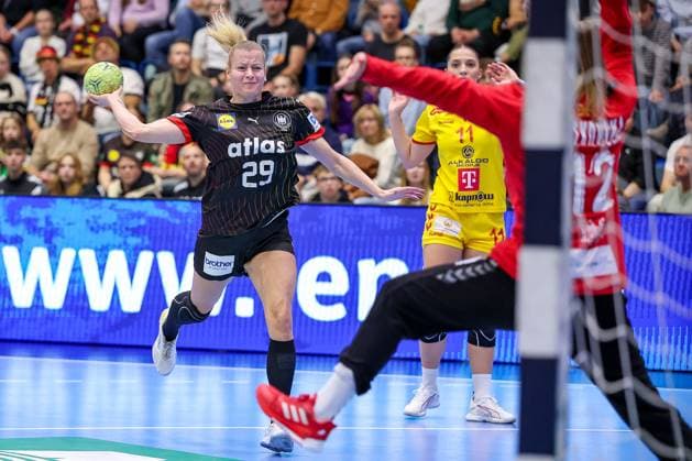 16 10 2025, Handball, EHF Womens International Match, European Championship Qualification 2026, Germany North Macedonia, Schwalbe Arena in Gummersbach Antje DÖLL GER 29 throws on the goal of Dragana PETKOVSKA MKD 12 North Rhine-Westphalia Germany