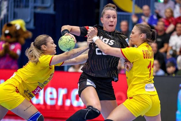 16 10 2025, Handball, EHF Womens International Match, European Championship Qualification 2026, Germany North Macedonia, Schwalbe Arena in Gummersbach Emily VOGEL GER 20 is tied up by Marija GUGULJANOVA MKD 11 and Ana Marija KOLAROVSKA MKD 10 North Rhine-Westphalia Germany