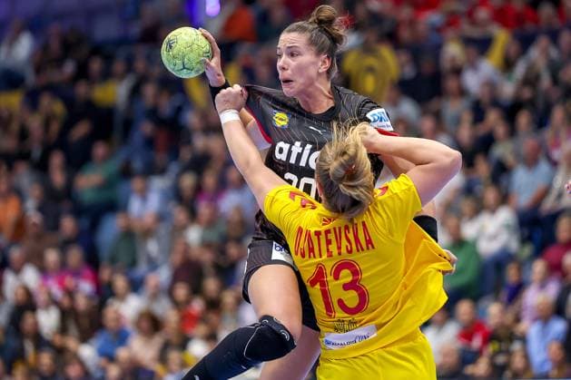 16 10 2025, Handball, EHF Womens International Match, European Championship Qualification 2026, Germany North Macedonia, Schwalbe Arena in Gummersbach Emily VOGEL GER 20 in a duel against Ivana DJATEVSKA MKD 13 North Rhine-Westphalia Germany