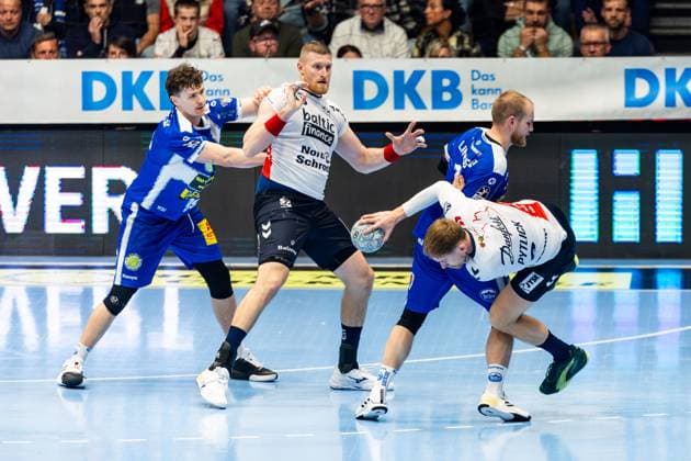 16 10 2025, GER, Handball, Men, Season 25 26, Daikin 1 Bl, 9 Matchday ThSV Eisenach SG Flensburg Handewitt Simon Pytlick SG Flensburg Handewitt Peter Walz ThSV Eisenach,14 99817 Eisenach Werner Assmann Halle Am Sportp Thueringen Germany
