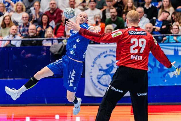 v l Leve Carstensen TBV Lemgo Lippe, 21 , David Spaeth Rhein Neckar Loewen, 29 GER, TBV Lemgo Lippe vs Rhein Neckar Loewen, Handball, 1 Bundesliga, Matchday 9, Season 2025 2026, 16 10 2025 GER, TBV Lemgo Lippe vs Rhein Neckar Loewen, Handball, 1 Bundesliga, Matchday 9, Season 2025 2026, 16 10 2025 Lemgo Copyright: xEibner-Pressefoto JanxRollingerx EP_JSK