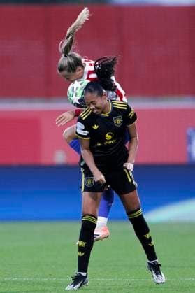 UEFA Women s Champions League - Atletico de Madrid vs Manchester United, ManU MADRID, SPAIN -October 16:Jayde Riviere of Manchester United and Andrea Medina of Atletico de Madrid fight for the ball during the UEFA Women s Champions League match between Atletico de Madrid and Manchester United at Centro Deportivo Alcala de Henares.(Photo by Guillermo Martinez f22photo) Madrid Centro Deportivo Alcala de Henar Spain Copyright: xGuillermoxMartinezx