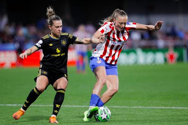 UEFA Women s Champions League - Atletico de Madrid vs Manchester United, ManU MADRID, SPAIN -October 16:Synne Jensen of Atletico de Madrid and Maya Le Tissier of Manchester United fight for the ball during the UEFA Women s Champions League match between Atletico de Madrid and Manchester United at Centro Deportivo Alcala de Henares.(Photo by Guillermo Martinez f22photo) Madrid Centro Deportivo Alcala de Henar Spain Copyright: xGuillermoxMartinezx