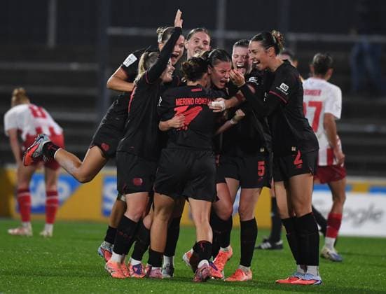 16 10 2025, xophax, Fußball Frauen Bundesliga Google Pixel Frauen Bundesliga 25 26 Geissbockheim Franz Kremer Stadion Köln replay Bayer 04 Leverkusen players after Katharina Piljic equalized to 2 to 2 , center Cologne