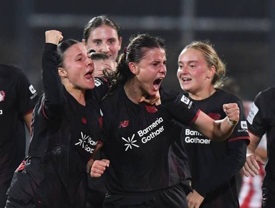 16 10 2025, xophax, Soccer Women Bundesliga Google Pixel Women Bundesliga 25 26 Geissbockheim Franz Kremer Stadium Cologne replay Bayer 04 Leverkusen players after the equalizer to 2 to 2 by Katharina Piljic , 2 from right Cologne