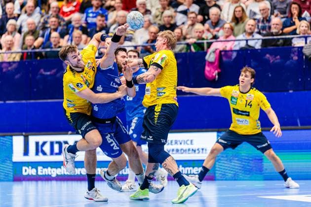 f l Steven Plucnar Jacobsen Rhein Neckar Loewen, 09 , Tim Suton TBV Lemgo Lippe, 23 , Edwin Aspenbaeck Rhein Neckar Loewen, 78 GER, TBV Lemgo Lippe vs Rhein Neckar Loewen, Handball, 1 Bundesliga, Matchday 9, Season 2025 2026, 16 10 2025 GER, TBV Lemgo Lippe vs Rhein Neckar Loewen, Handball, 1 Bundesliga, Matchday 9, Season 2025 2026, 16 10 2025 Lemgo Copyright: xEibner-Pressefoto JanxRollingerx EP_JSK