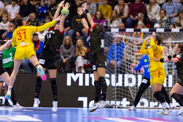 Germany vs North Macedonia Handball A Women European Championship qualification, 16 10 2025 GUMMERSBACH, GERMANY OCTOBER 16 MARIE STEFFEN 14 GER and XENIA SMITS 11 GER during the match between Germany vs North Macedonia Handball A Women European Championship qualification at Schwalbe Arena on October 16, 2025 in Gummersbach, Germany Copyright: xBEAUTIFULxSPORTS KennyxBeelex