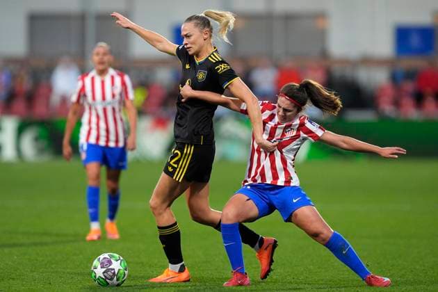 Club Atletico de Madrid™s Alexia Fernandez (l) and Manchester United, ManU Women™s Fridolina Rolfo during UEFA Women s Champions League, matchday 2. October 16, 2025. (20251016221)