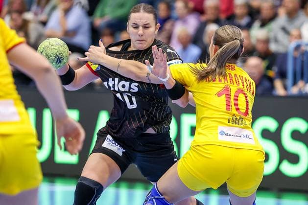 16 10 2025, Handball, EHF Womens International Match, European Championship Qualification 2026, Germany North Macedonia, Schwalbe Arena in Gummersbach Mareike THOMAIER GER 10 in a duel against Ana Marija KOLAROVSKA MKD 10 North Rhine-Westphalia Germany