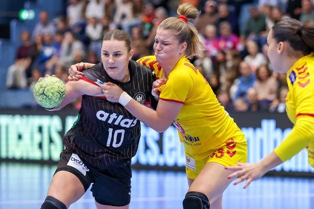 16 10 2025, Handball, EHF Womens International Match, European Championship Qualification 2026, Germany North Macedonia, Schwalbe Arena in Gummersbach Mareike THOMAIER GER 10 in a duel against Ivana DJATEVSKA MKD 13 North Rhine-Westphalia Germany