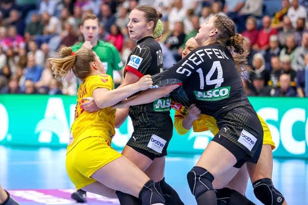 16 10 2025, Handball, EHF Womens International Match, European Championship Qualification 2026, Germany North Macedonia, Schwalbe Arena in Gummersbach Mareike THOMAIER GER 10 and Marie STEFFEN GER 14 in the tumbling box next to Ivana DJATEVSKA MKD 13 North Rhine-Westphalia Germany