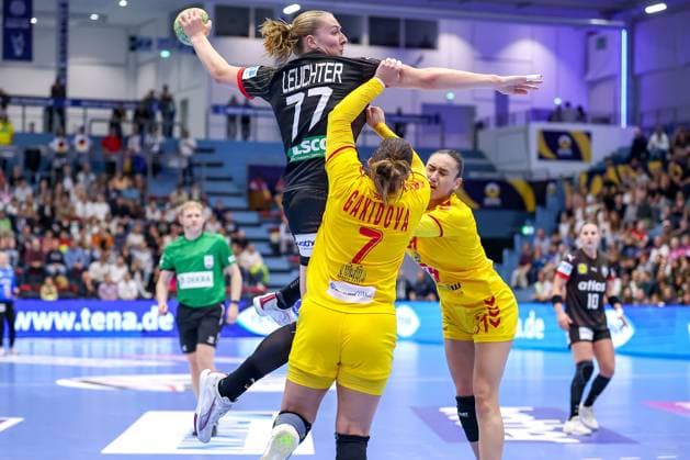 16 10 2025, Handball, EHF Womens International Match, European Championship Qualification 2026, Germany North Macedonia, Schwalbe Arena in Gummersbach Viola Charlotte LEUCHTER GER 77 throws the ball over the defense of Ivana GAKIDOVA MKD 07 and Andrea SEDLOSKA MKD 31 North Rhine-Westphalia Germany