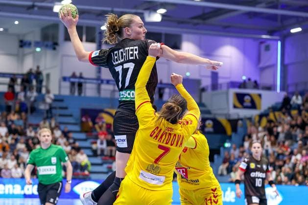 16 10 2025, Handball, EHF Womens International Match, European Championship Qualification 2026, Germany North Macedonia, Schwalbe Arena in Gummersbach Viola Charlotte LEUCHTER GER 77 throws the ball over the defense of Ivana GAKIDOVA MKD 07 and Andrea SEDLOSKA MKD 31 North Rhine-Westphalia Germany