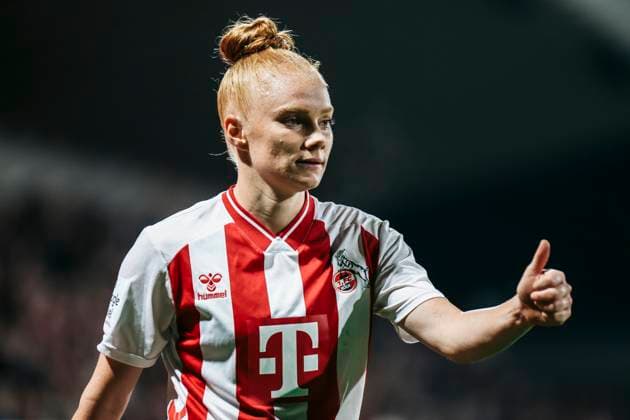 Google Pixel Womens Bundesliga 1 FC Köln Bayer 04 Leverkusen 16 10 2025 Laura Vogt 1 FC Köln, 8 shows thumbs up Google Pixel Womens Bundesliga 1 FC Köln Bayer 04 Leverkusen, Franz Kremer Stadion 16 10 2025 Copyright: xBEAUTIFULxSPORTS Freisenx