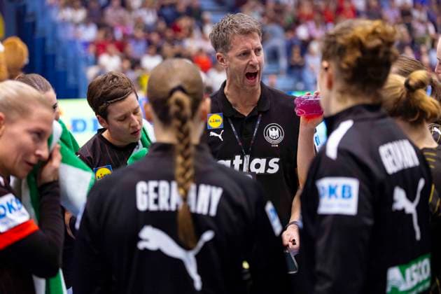 Germany vs North Macedonia Handball A Women European Championship qualification, 16 10 2025 GUMMERSBACH, GERMANY OCTOBER 16 Coach Markus Gaugisch GER during the match between Germany vs North Macedonia Handball A Women European Championship qualification at Schwalbe Arena on October 16, 2025 in Gummersbach, Germany Copyright: xBEAUTIFULxSPORTS KennyxBeelex
