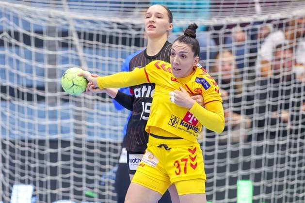 16 10 2025, Handball, EHF Womens International Match, European Championship Qualification 2026, Germany North Macedonia, Schwalbe Arena in Gummersbach Monika JANESKA KILDAN MKD 37 is tied up by Nieke KÜHNE GER 19 North Rhine-Westphalia Germany