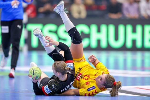 16 10 2025, Handball, EHF Womens International Match, European Championship Qualification 2026, Germany North Macedonia, Schwalbe Arena in Gummersbach Ivana DJATEVSKA MKD 13 and Nieke KÜHNE GER 19 fall to the ground North Rhine-Westphalia Germany