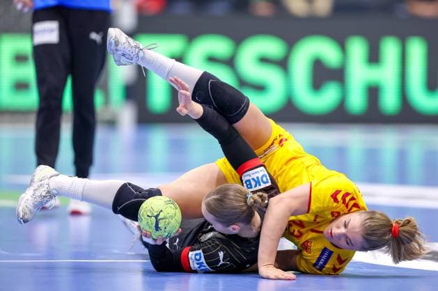16 10 2025, Handball, EHF Womens International Match, European Championship Qualification 2026, Germany North Macedonia, Schwalbe Arena in Gummersbach Ivana DJATEVSKA MKD 13 and Nieke KÜHNE GER 19 fall to the ground North Rhine-Westphalia Germany