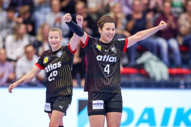 16 10 2025, Handball, EHF Womens International Match, European Championship Qualification 2026, Germany North Macedonia, Schwalbe Arena in Gummersbach Antje DÖLL GER 29 and Alina GRIJSEELS GER 04 cheering on the pitch Joy North Rhine-Westphalia Germany