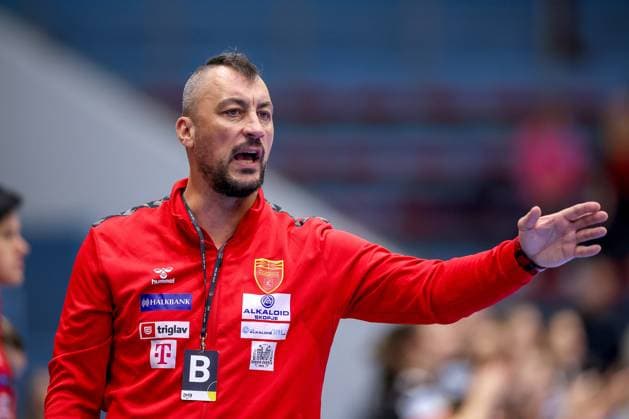 16 10 2025, Handball, EHF Womens international match, European Championship qualification 2026, Germany North Macedonia, Schwalbe Arena in Gummersbach National coach Kristijan GRCHEVSKI MKD hc gesticulating on the sidelines North Rhine-Westphalia Germany