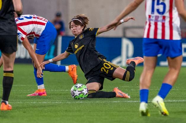 October 16, 2025, Alcala De Henares, Madrid, Spain: HINATA MIYAZAWA of Manchester United, ManU Womens in action during the UEFA Women s Champions League soccer match between ATLETICO DE MADRID WOMENS - MANCHESTER UNITED WOMENS, held on October 16, 2025, at the AlcaloÂ¡ de Henares Sports Center in Madrid, Spain. Alcala De Henares Spain - ZUMAc312 20251016_zsp_c312_055 Copyright: xOscarxManuelxSanchezx