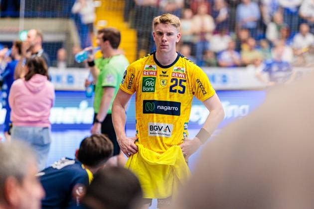 Haukur Thrastarson Rhein Neckar Loewen, 25 during a stoppage of play due to a medical emergency in the 59th minute of the match GER, TBV Lemgo Lippe vs Rhein Neckar Loewen, Handball, 1 Bundesliga, Matchday 9, Season 2025 2026, 16 10 2025 GER, TBV Lemgo Lippe vs Rhein Neckar Loewen, Handball, 1 Bundesliga, Matchday 9, Season 2025 2026, 16 10 2025 Lemgo Copyright: xEibner-Pressefoto JanxRollingerx EP_JSK