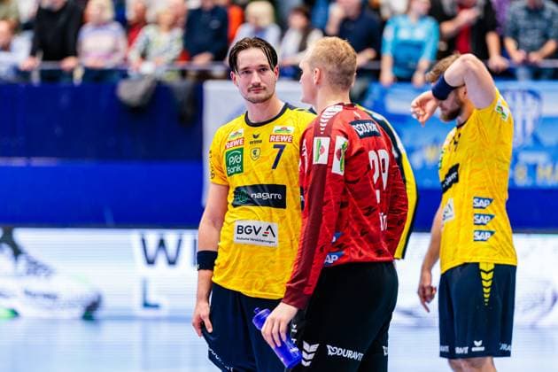 f l Robert Timmermeister Rhein Neckar Loewen, 07 , David Spaeth Rhein Neckar Loewen, 29 during a stoppage of play due to a medical emergency in the 59th minute GER, TBV Lemgo Lippe vs Rhein Neckar Loewen, Handball, 1 Bundesliga, Matchday 9, Season 2025 2026, 16 10 2025 GER, TBV Lemgo Lippe vs Rhein Neckar Loewen, Handball, 1 Bundesliga, Matchday 9, Season 2025 2026, 16 10 2025 Lemgo Copyright: xEibner-Pressefoto JanxRollingerx EP_JSK