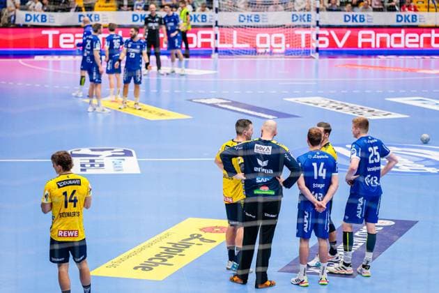 Both teams are on the pitch during a stoppage of play due to a medical emergency in the 59th minute of the match GER, TBV Lemgo Lippe vs Rhein Neckar Loewen, Handball, 1 Bundesliga, Matchday 9, Season 2025 2026, 16 10 2025 GER, TBV Lemgo Lippe vs Rhein Neckar Loewen, Handball, 1 Bundesliga, Matchday 9, Season 2025 2026, 16 10 2025 Lemgo Copyright: xEibner-Pressefoto JanxRollingerx EP_JSK