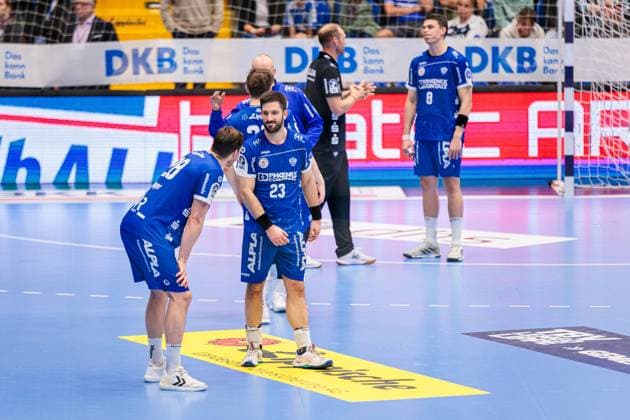 f l Hendrik Wagner TBV Lemgo Lippe, 28 , Tim Suton TBV Lemgo Lippe, 23 and more during a stoppage of play due to a medical emergency in the 59th minute GER, TBV Lemgo Lippe vs Rhein Neckar Loewen, Handball, 1 Bundesliga, Matchday 9, Season 2025 2026, 16 10 2025 GER, TBV Lemgo Lippe vs Rhein Neckar Loewen, Handball, 1 Bundesliga, Matchday 9, Season 2025 2026, 16 10 2025 Lemgo Copyright: xEibner-Pressefoto JanxRollingerx EP_JSK