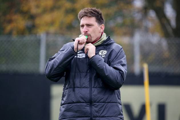 16 10 2025, xmohx, Soccer 2 Bundesliga, SV 07 Elversberg Training v l Coach Vincent Wagner SV Elversberg gives instructions, gesticulates, gesticulate with arms gives instructions, gesticulate DFL DFB REGULATIONS PROHIBIT ANY USE OF PHOTOGRAPHS as IMAGE SEQUENCES and or QUASI VIDEO Sankt Ingbert