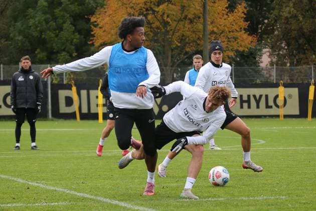 16 10 2025, xmohx, Fußball 2 Bundesliga, SV 07 Elversberg Training v l Jarzinho Malanga SV Elversberg Daniel Pantschenko SV Elversberg Zweikampf, Aktion, action, battle for the ball DFL DFB REGULATIONS PROHIBIT ANY USE OF PHOTOGRAPHS as IMAGE SEQUENCES and or QUASI VIDEO Sankt Ingbert