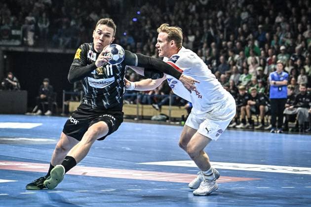 16 09 2025, xlakx, Handball, EHF Champions League, Fuechse Berlin Kolstad Handball v l Lasse Andersson Fuechse Berlin , Magnus Gullerud Kolstad Handball duel, duel, fight, tackle Berlin Daniel Lakomski