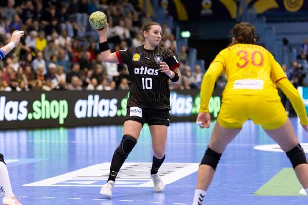 Germany vs North Macedonia Handball A Women European Championship qualification, 16 10 2025 GUMMERSBACH, GERMANY OCTOBER 16 MAREIKE THOMAIER 10 GER during the match between Germany vs North Macedonia Handball A Women European Championship qualification at Schwalbe Arena on October 16, 2025 in Gummersbach, Germany Copyright: xBEAUTIFULxSPORTS KennyxBeelex
