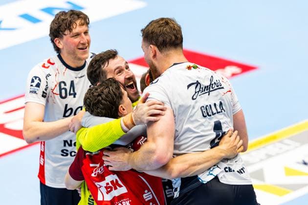 16 10 2025, GER, Handball, Men, Season 25 26, Daikin 1 Bl, 9 Matchday ThSV Eisenach SG Flensburg Handewitt SG Flensburg Handewitt wins its away match against ThSV Eisenach with 32 38, in the picture Lasse Moller SG Flensburg Handewitt , Johannes Golla, Benjamin Buric SG Flensburg Handewitt 99817 Eisenach Werner Assmann Halle Am Sportp Thueringen Germany