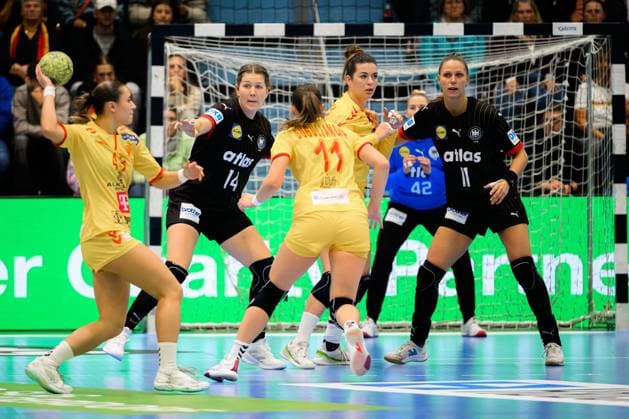Gummersbach Handball Women European Championship Qualification, Germany North Macedonia Marie Steffen Germany and Xenia Smits Germany in the defense Gummersbach Schwalbe Arena Germany