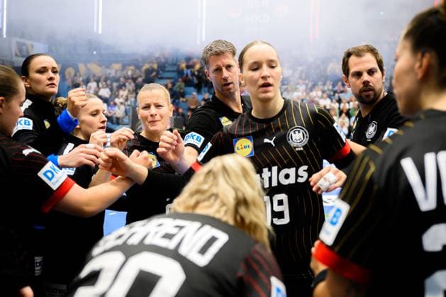 Gummersbach: Handball Frauen EM-Qualifikation, Deutschland - Nordmazedonien Antje Döll Doell (Deutschland), Trainer Markus Gaugisch (Deutschland) Gummersbach Schwalbe Arena Deutschland *** Gummersbach Womens Handball European Championship Qualification, Germany North Macedonia Antje Döll Doell Germany , Coach Markus Gaugisch Germany Gummersbach Schwalbe Arena Germany