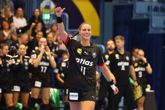 Xenia Smits Germany and the German bank in the background cheering Germany vs North Macedonia, Handball, Women, European Championship Qualification, 16 10 2025 Germany vs North Macedonia, Handball, Women, European Championship Qualification, 16 10 2025 Gummersbach Copyright: xEibner-Pressefotox EP_RWS