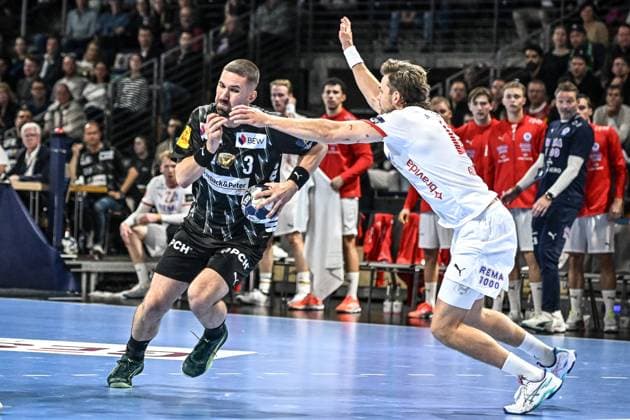 16 09 2025, xlakx, Handball, EHF Champions League, Fuechse Berlin Kolstad Handball v l Fabian Wiede Fuechse Berlin , Sigvaldi Bjoern Gudjonsson Kolstad Handball duel, duel, fight, tackle Berlin Daniel Lakomski