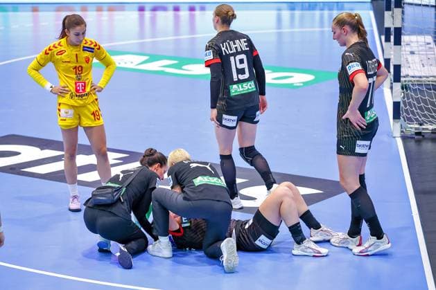 16 10 2025, Handball, EHF Womens International Match, European Championship Qualification 2026, Germany North Macedonia, Schwalbe Arena in Gummersbach Alina GRIJSEELS GER 04 is injured on the pitch and needs medical treatment Injury face nose North Rhine-Westphalia Germany