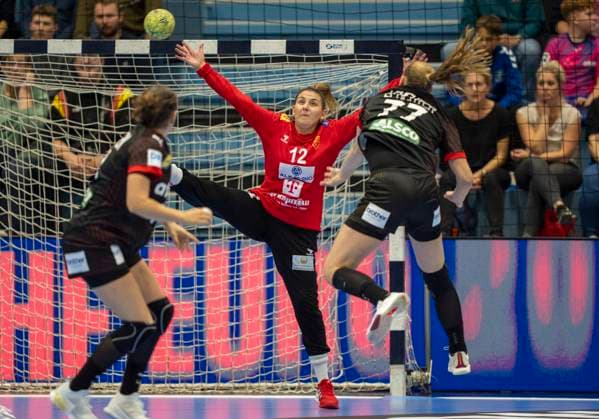 Throw by Viola LEUCHTER Germany, 77 on the goal of Dragana Petkovska North Macedonia, 12 16 10 2025, Handball Women European Championship Qualification, Germany North Macedonia in Gummersbach Copyright: HMBxMedia xMarcoxBader
