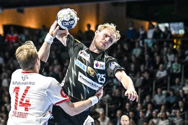 16 09 2025, xlakx, Handball, EHF Champions League, Fuechse Berlin Kolstad Handball f l Magnus Gullerud Kolstad Handball , Matthes Langhoff Fuechse Berlin goes for the jump shot Berlin Daniel Lakomski