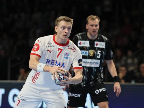 GER EHF CL Men Season 2025 2026 FÜCHSE Berlin vs NOR Kolstad Handball, 16 10 25, MAX SCHMELING HALLE, Berlin Adam AALBERG NOR Kolstad Handball 7 , Max DARJ Füchse Berlin 5 , seven meters, penalty throw
