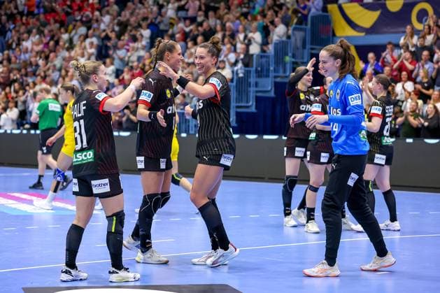 16 10 2025, Handball, EHF Womens International Match, European Championship Qualification 2026, Germany North Macedonia, Schwalbe Arena in Gummersbach Final celebration after the 34 18 victory of the German national team Alexia HAUF GER 31 Xenia SMITS GER 11 Emily VOGEL GER 20 Marie STEFFEN GER 14 North Rhine-Westphalia Germany
