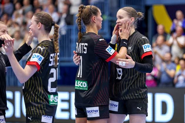 16 10 2025, Handball, EHF Womens International Match, European Championship Qualification 2026, Germany North Macedonia, Schwalbe Arena in Gummersbach Closing cheers after the 34 18 victory of the German national team Xenia SMITS GER 11 Nieke KÜHNE GER 19 North Rhine-Westphalia Germany