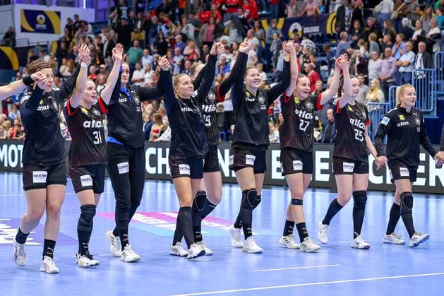 16 10 2025, Handball, EHF Womens International Match, European Championship Qualification 2026, Germany North Macedonia, Schwalbe Arena in Gummersbach Closing cheers after the 34 18 victory of the German national team North Rhine-Westphalia Germany