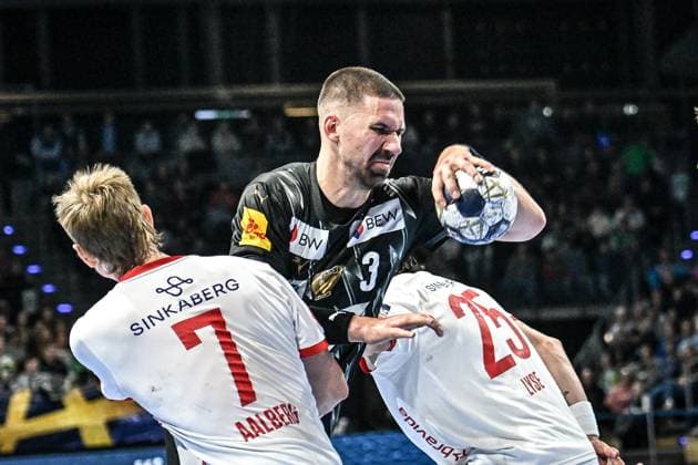 16 09 2025, xlakx, Handball, EHF Champions League, Fuechse Berlin Kolstad Handball v l Adrian Aalberg Kolstad Handball , Fabian Wiede Fuechse Berlin , Simen Ulstad Lyse Kolstad Handball duel, duel, fight, tackle Berlin Daniel Lakomski
