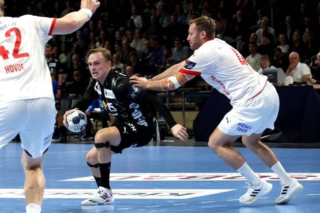 DEU, Machineseeker EHF Champions League, Fuechse Berlin vs Kolstad Handball, 16 10 2025, Max Schmeling Halle, Berlin, DEU, Machineseeker EHF Champions League, Fuechse Berlin vs Kolstad Handball, in the picture Tobias Grondahl Fuechse Berlin 15 , Eckaga Kolstad Handball 4 nordphotoxGmbHx xEngler nph00076