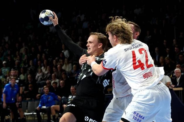 DEU, Machineseeker EHF Champions League, Fuechse Berlin vs Kolstad Handball, 16 10 2025, Max Schmeling Halle, Berlin, DEU, Machineseeker EHF Champions League, Fuechse Berlin vs Kolstad Handball, in the picture Tobias Grondahl Fuechse Berlin 15 , Martin Hernes Hovde Kolstad Handball 42 nordphotoxGmbHx xEngler nph00076